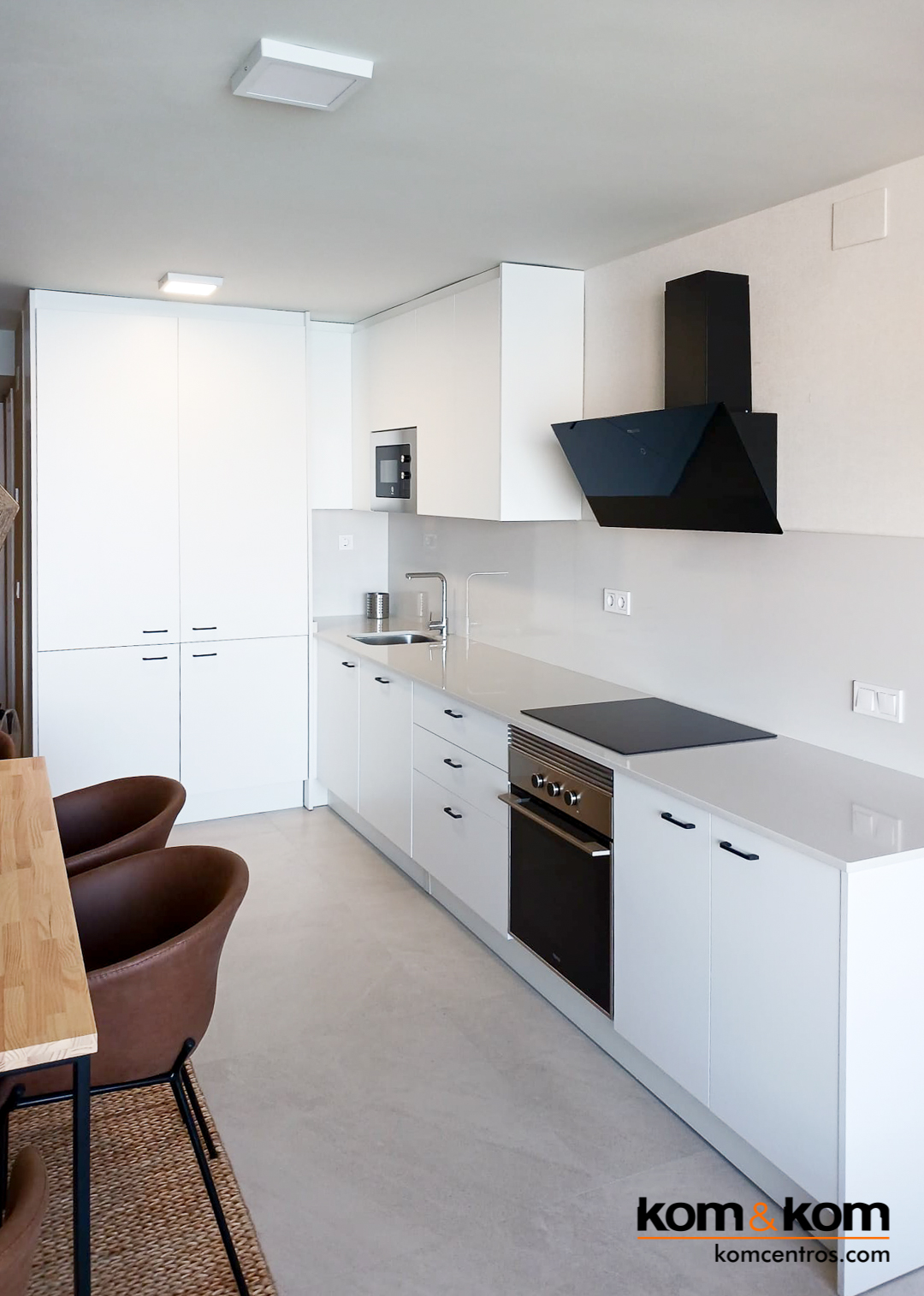 cocina blanca, negra, gris e inox hecha a medida por Kom&Kom
